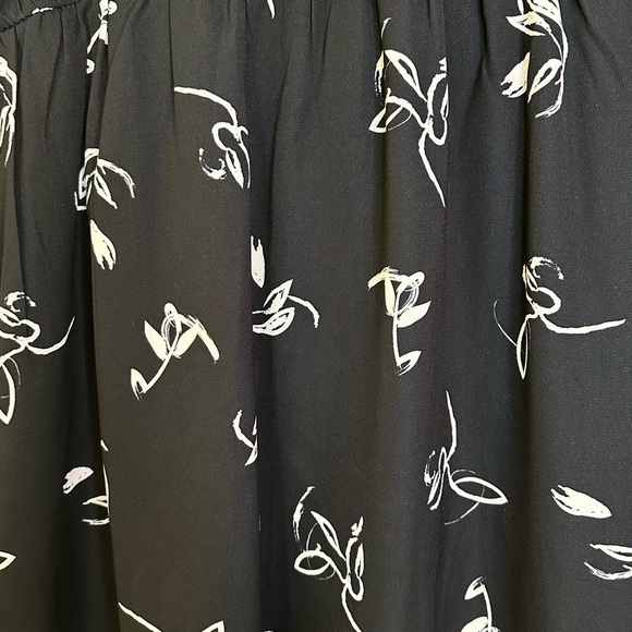 NWT Showpo Beat Of Your Own Drum Dress in Black Line Print Wrap Dress - Picture 6 of 8